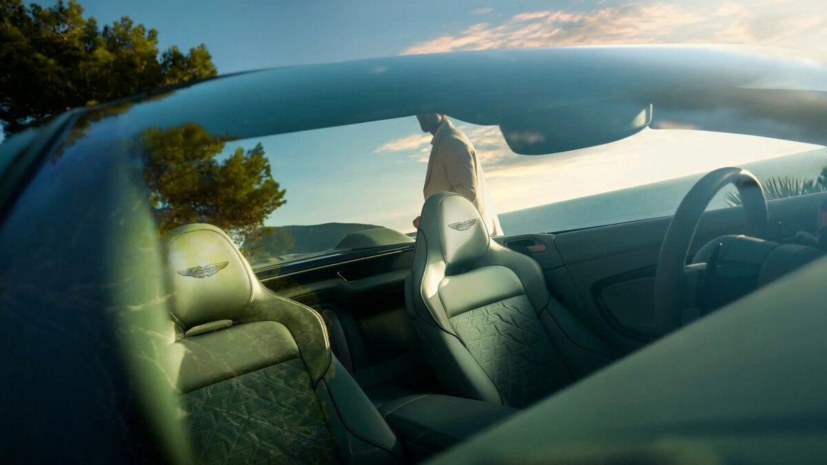Aston Martin Vanquish 25のCoupeとVolanteの違い|2+0・2+2と走りで選ぶ:契約前30秒診断と正規ディーラーへの10項目の公式画像
