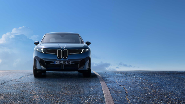 新型BMW iX3 50 xDriveとM Sportの違い｜906km・充電・主要スペックで選ぶ