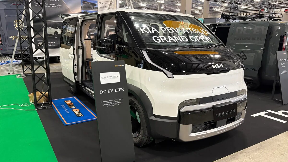 Kia PV5ベースのEVキャンピングカーとは?DC EVLIFEと標準車の違い、車中泊前の7確認点:5人乗り・2人就寝の室内をどう使うかの公式車両画像