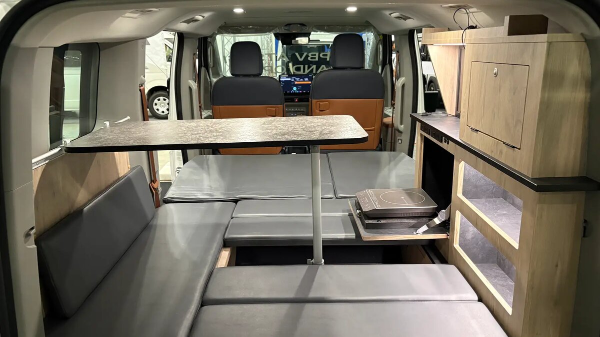 Kia PV5ベースのEVキャンピングカーとは?DC EVLIFEと標準車の違い、車中泊前の7確認点:377kmと521km、充電時間を車中泊目線で選ぶの公式車両画像