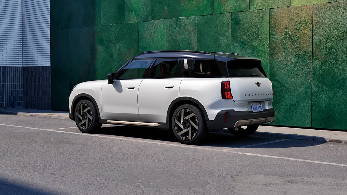MINIカントリーマン S ALL4 SELECTとS ALL4の違い、標準装備と4WDで見る選び方:販売店と試乗で確認したい10項目の公式車両画像