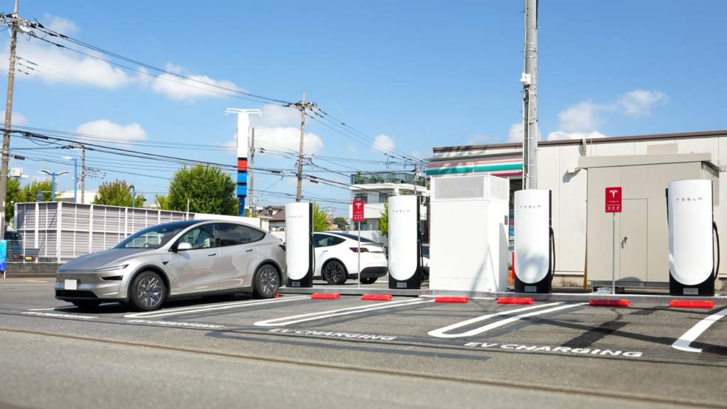 セブン‐イレブンのテスラスーパーチャージャー、他社EV利用と250kW充電の7確認点