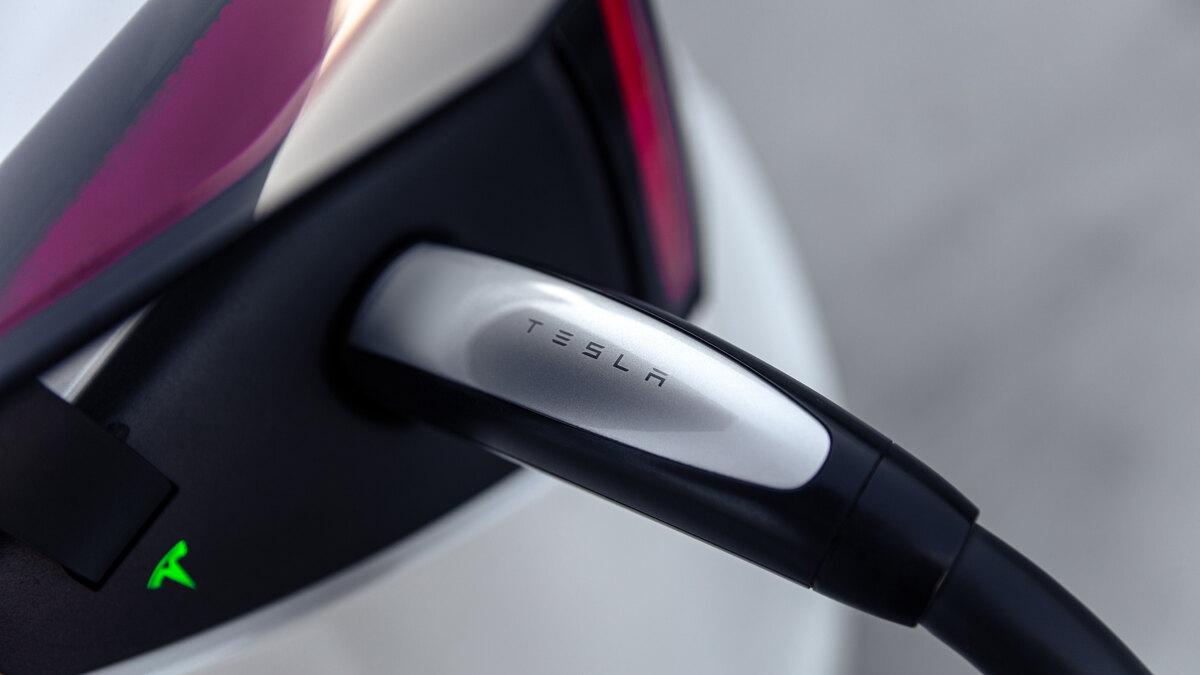 セブン‐イレブンのテスラスーパーチャージャー、他社EV利用と250kW充電の7確認点：最大250kWと15〜30分をどう読めばよいかの公式車両画像