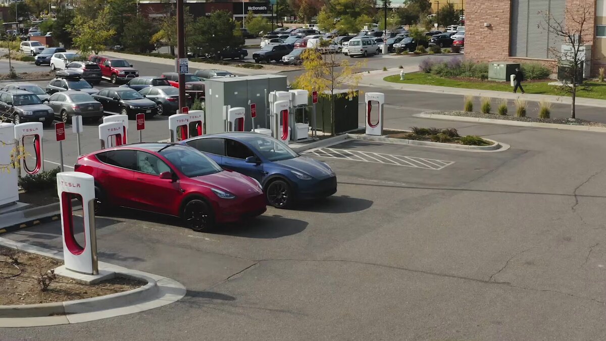 セブン‐イレブンのテスラスーパーチャージャー、他社EV利用と250kW充電の7確認点：セブンイレブンのスーパーチャージャーでよくある疑問の公式車両画像