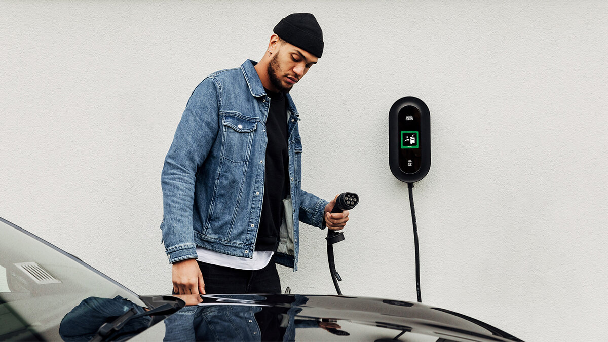 DEFA Powerの交流充電器を電気自動車へ接続する利用者