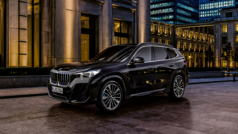 BMW X1 Luxury Editionの違い｜sDrive20iとxDrive20dの装備・走りを比較
