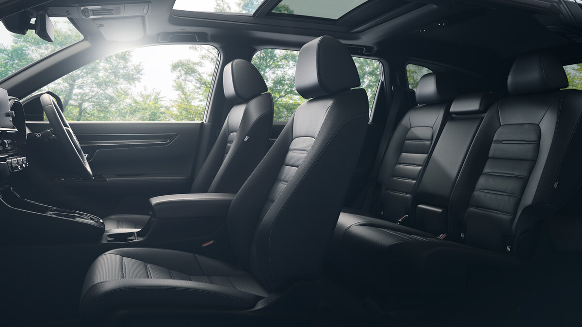Honda CR-Vの前席と後席を含む室内
