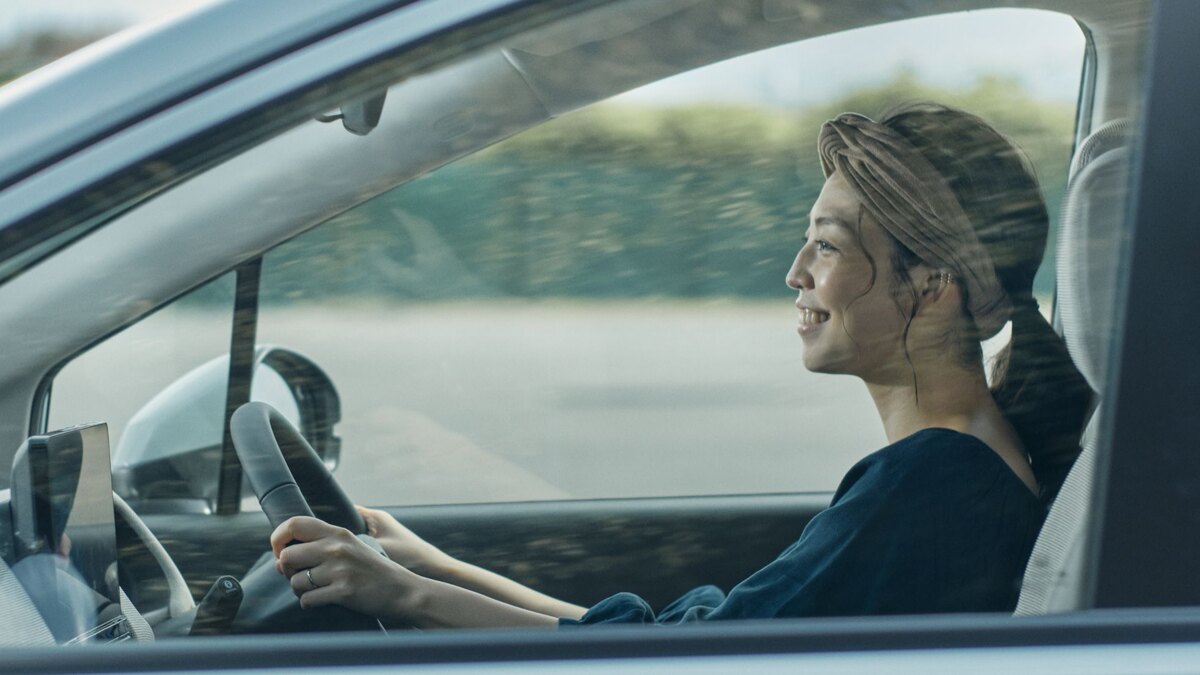 フリードの運転席とステアリングを操作する様子