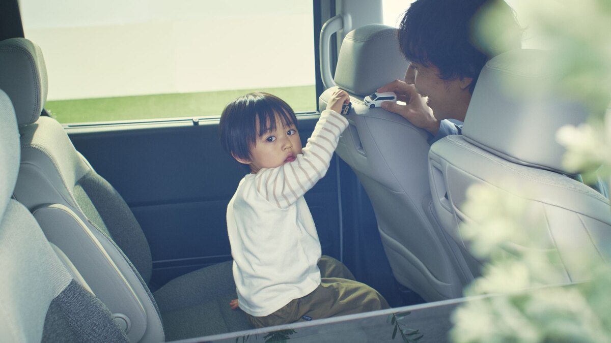 フリード AIR EXの後席で家族が過ごす停車中のイメージ