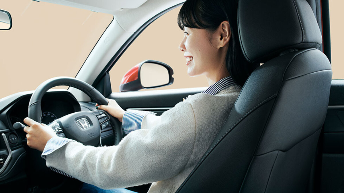 Honda WR-Vの運転席でステアリングを握るドライバー