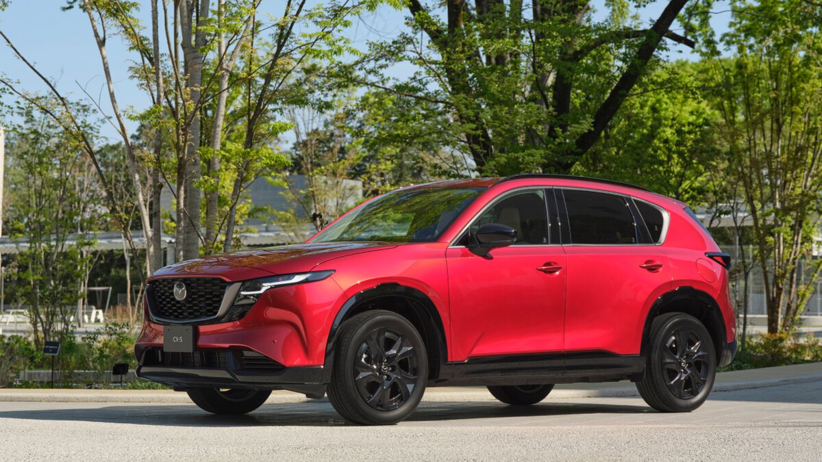 新型マツダCX-5の赤い車体を斜め前から見た公式外観写真