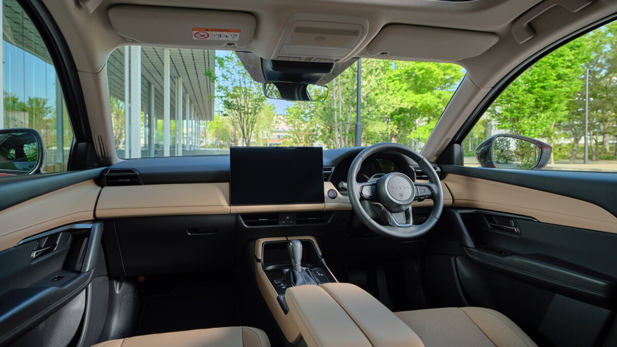 新型CX-5の水平基調のインパネとセンターディスプレイ