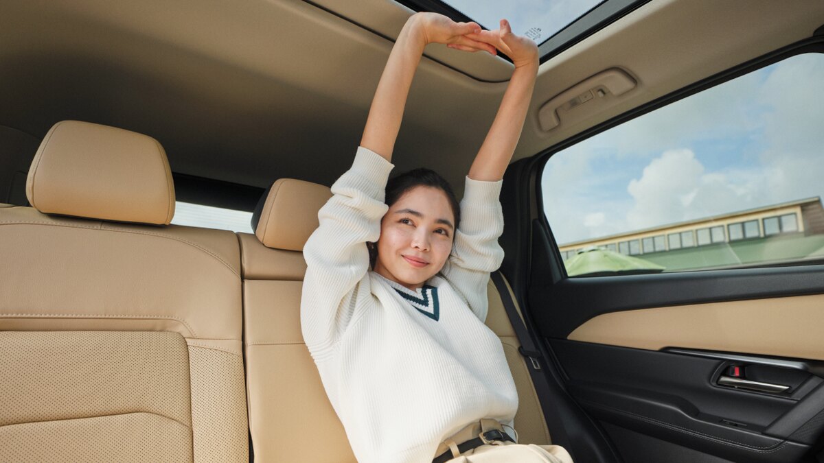 新型CX-5の後席に座った人と頭上・膝前の空間