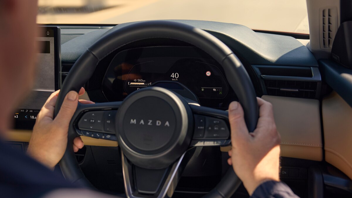 新型CX-5のステアリングと運転席メーター