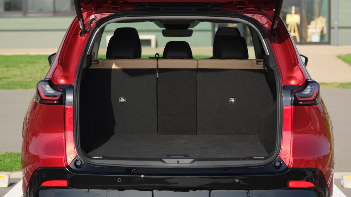 新型CX-5のリフトゲートを開けた定員乗車時の荷室