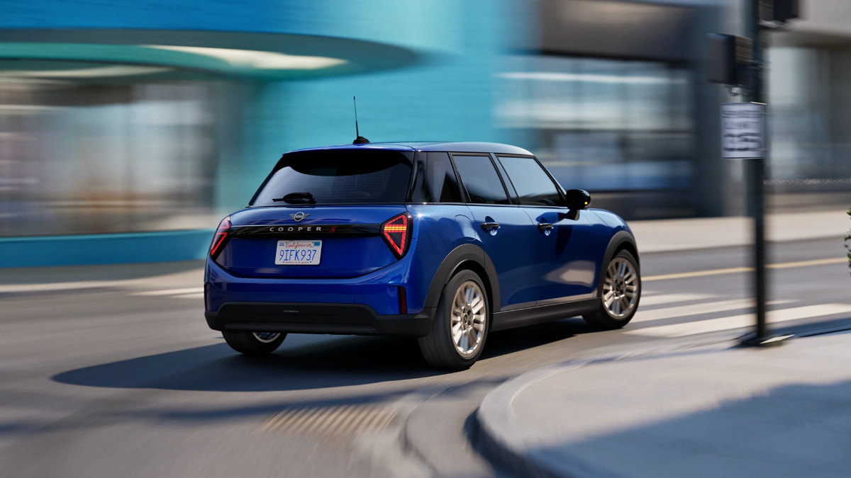 通常のMINI Cooper 5-Door公式掲載写真。Sloane Street Editionの実車写真ではない参考画像