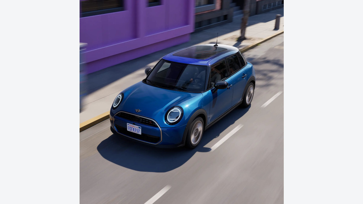 通常のMINI Cooper 5-Door公式掲載写真。Sloane Street Editionの実車写真ではない参考画像