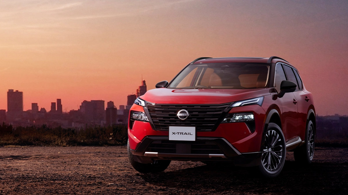 赤い日産エクストレイルの前方斜め外観を写した公式写真