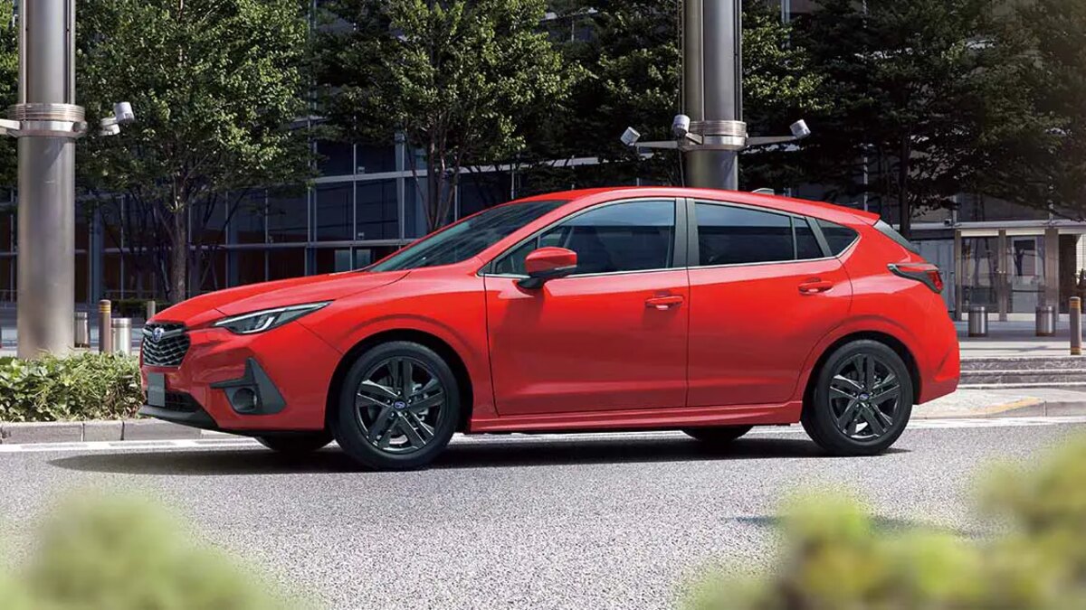 屋外に駐車したインプレッサ Smart Editionの全体像