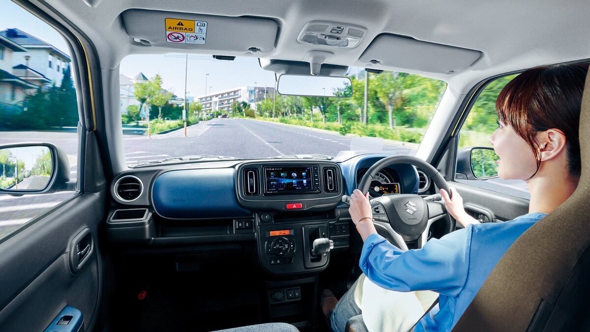 アルト HYBRID Xの運転席と前方の視界