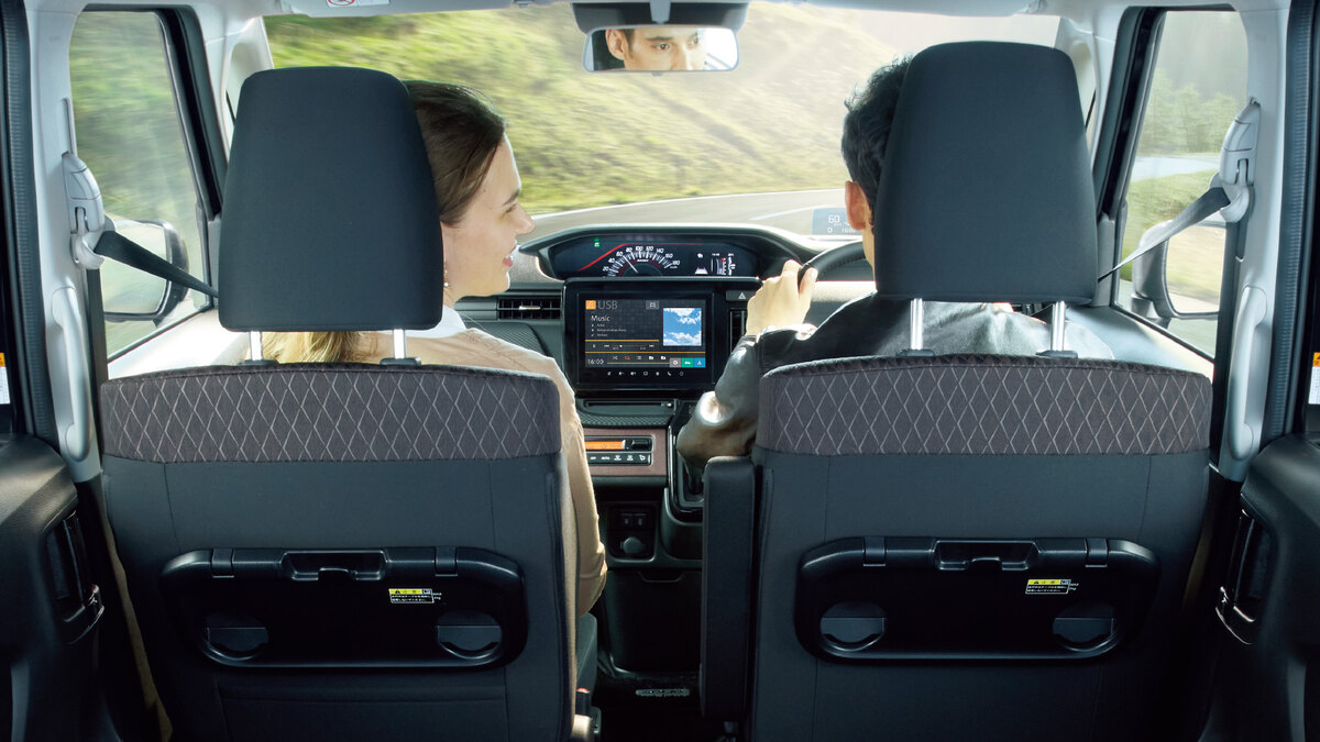 ソリオ バンディットMVの後席から見た運転席とナビ。メーカーオプション等装着車