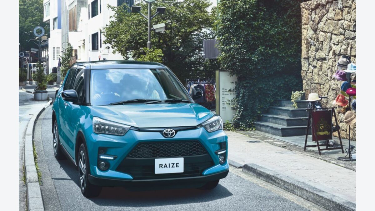 市街地に停車した青いライズを前方から見た外観