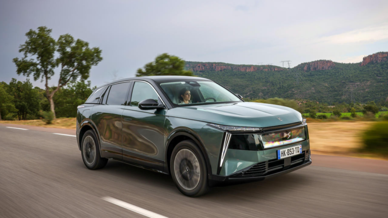 DS N°7の違い｜145PSハイブリッドと740km EV、4グレードの選び方