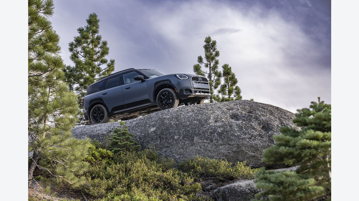 灰色のMINI Countryman Untamed Editionが岩場の斜面を走る公式写真