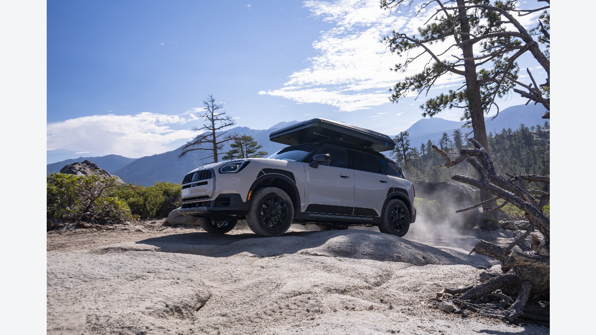 ルーフテントを装着したMINI Countryman Untamed Editionの公式写真