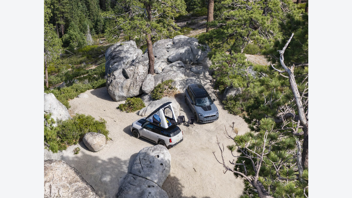 木立の中でルーフテントを張ったMINI Countryman Untamed Editionの公式写真