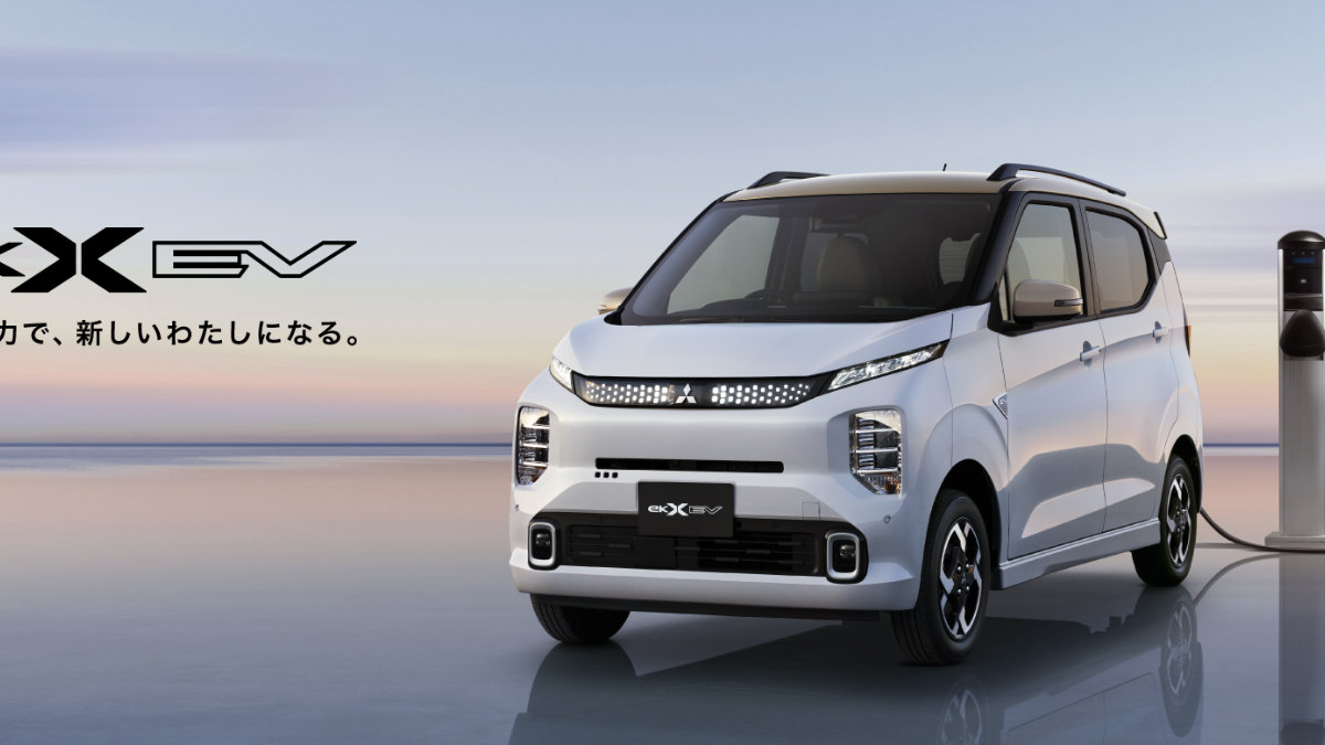 三菱自動車公式製品ページのeKクロス EVと充電器。島の実証車種ではありません。