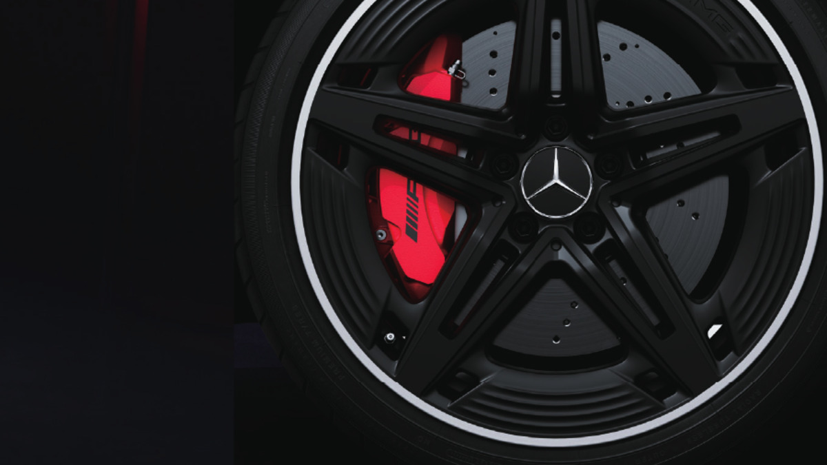 Mercedes-AMG A 35 Final Editionの19インチAMGホイールと赤いブレーキキャリパーの公式画像